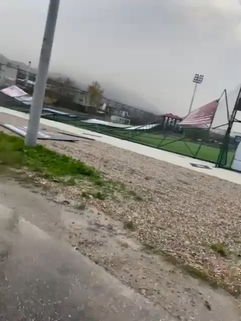 Lodos, halı sahanın demirlerini yıktı
