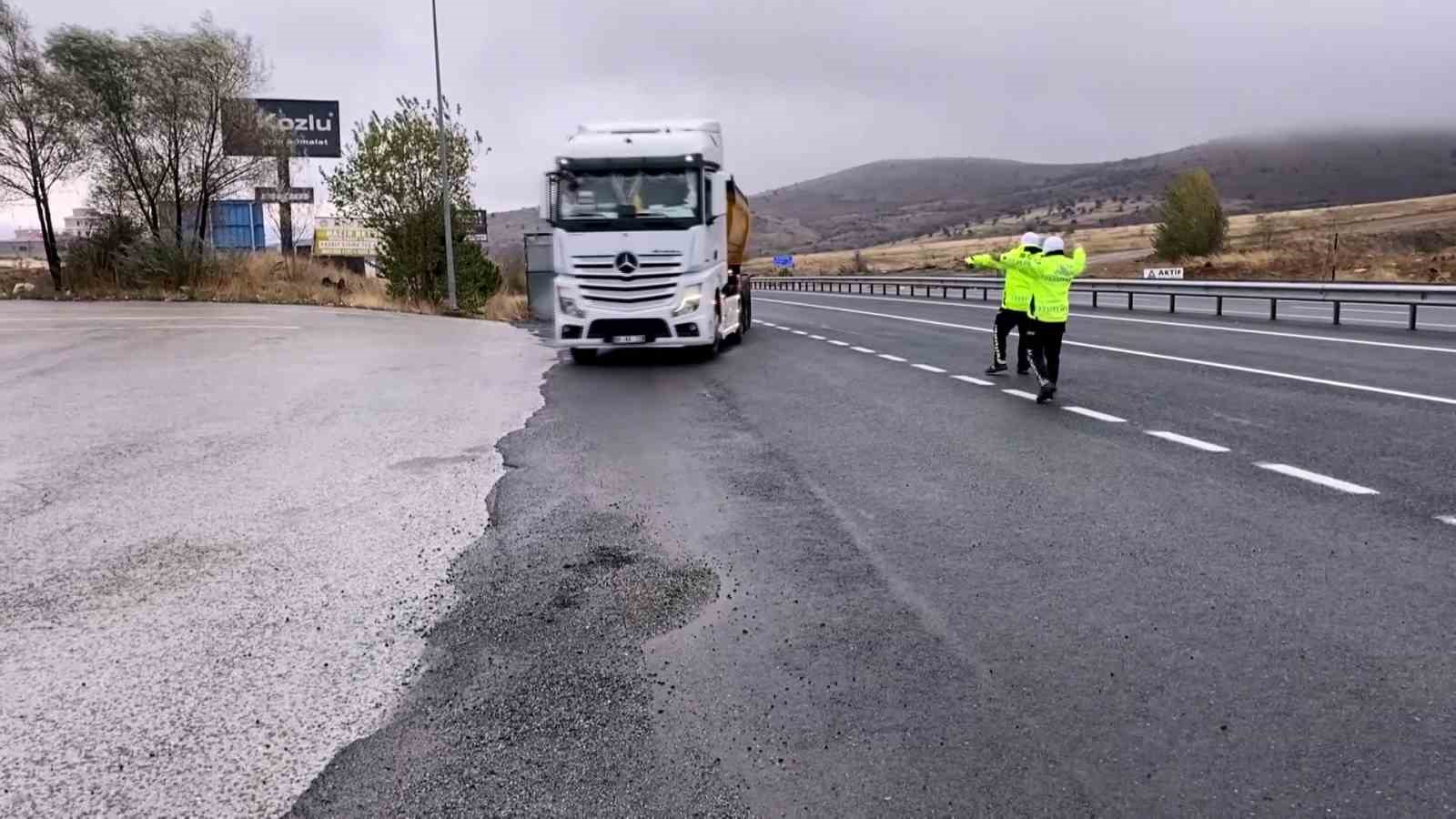 Yozgat&rsquo;ta ticari ara&ccedil;lara y&ouml;nelik kış lastiği denetimi yapıldı
