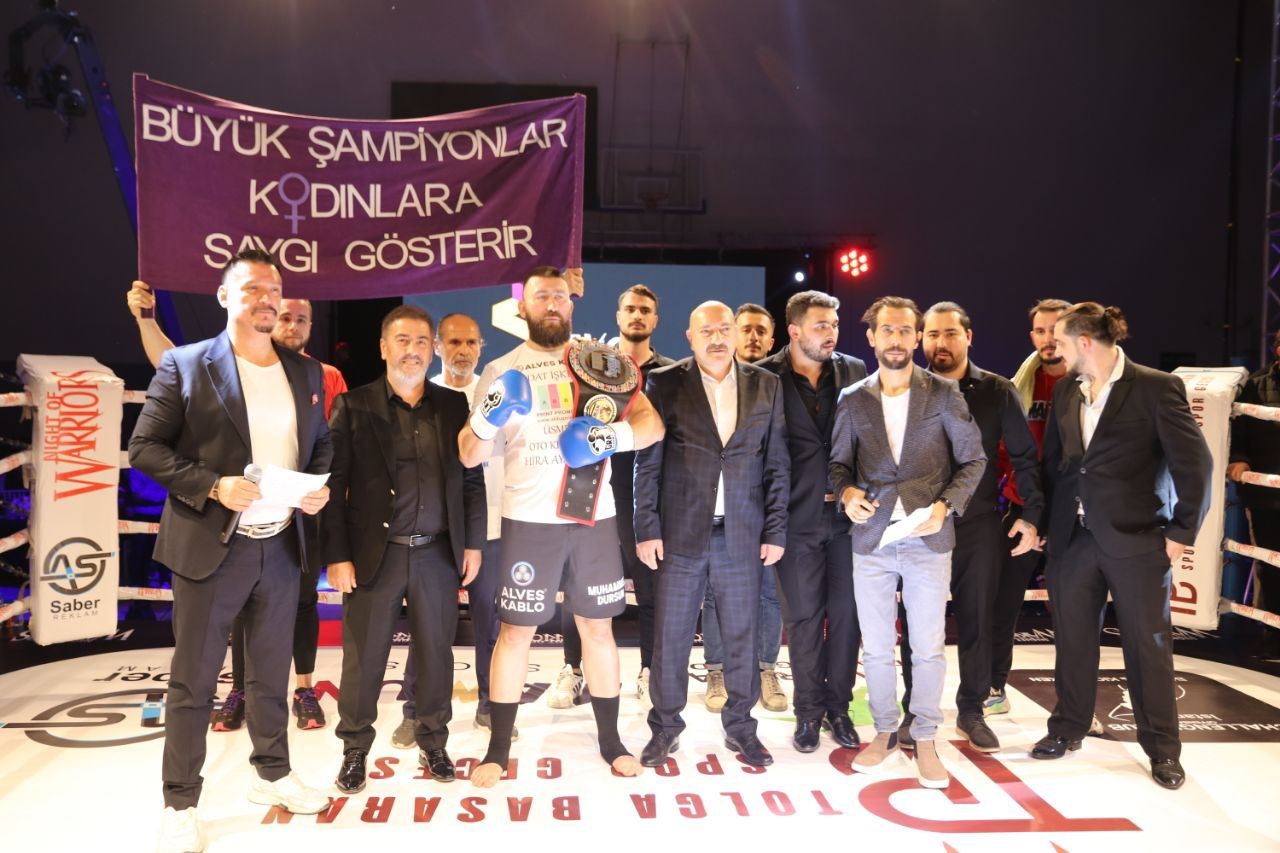 Kick boks&ccedil;u Muhammed Dursun, rakibi ringe &ccedil;ıkmayınca altın kemerin sahibi oldu
