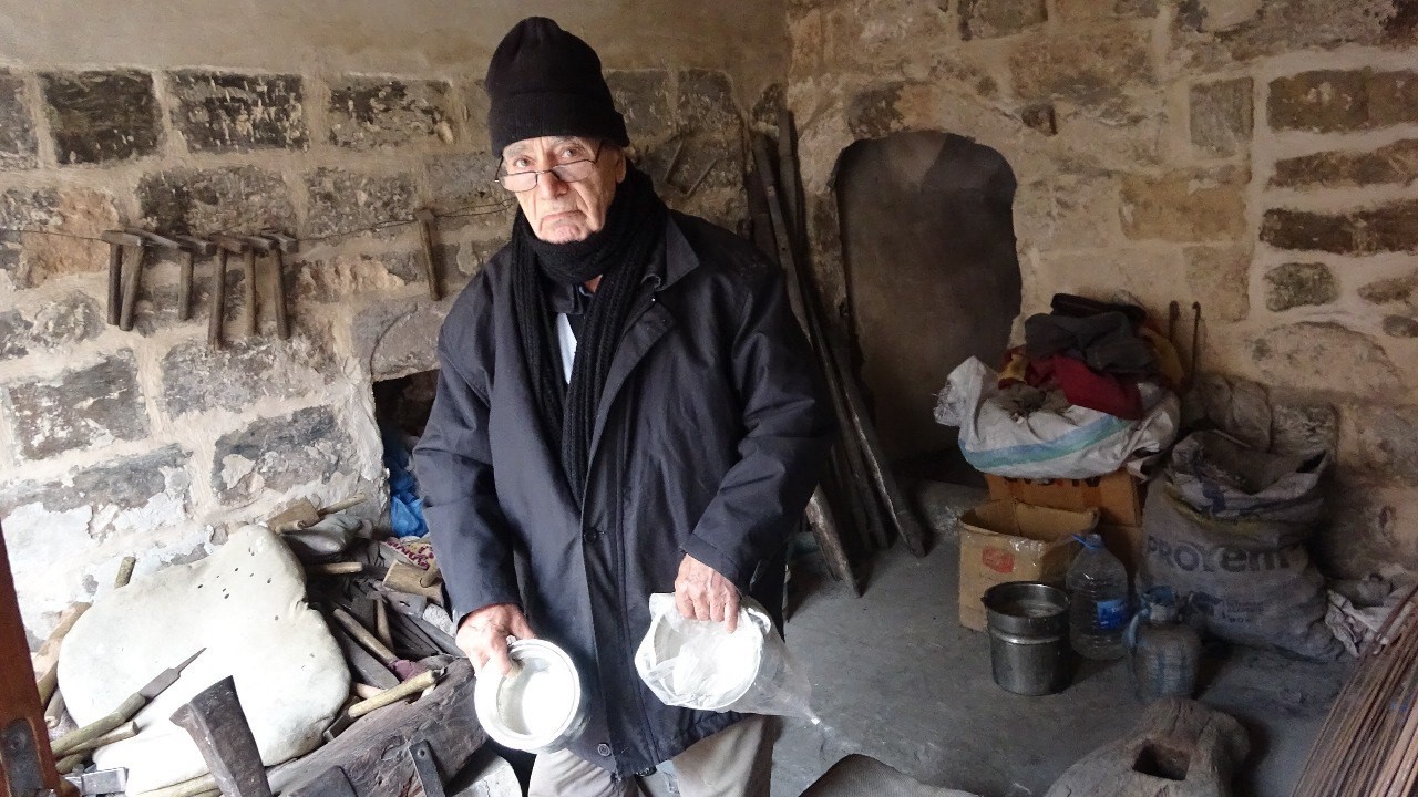 Hafız usta, Kur’an okuyarak bakırcılık yapıyor