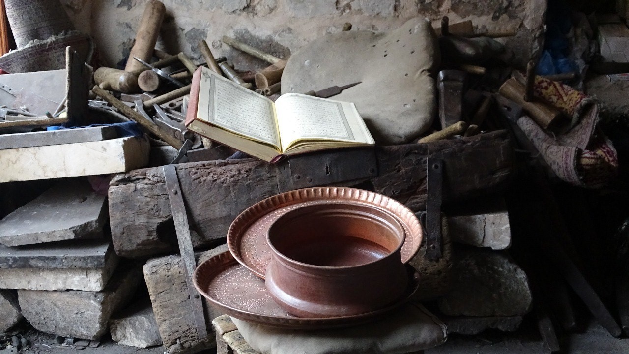 Hafız usta, Kur&rsquo;an okuyarak bakırcılık yapıyor
