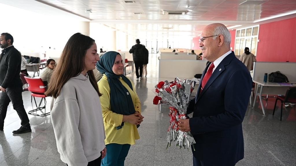 Rekt&ouml;r Savaş vize haftası &ouml;ncesinde &ouml;ğrencilerle buluştu
