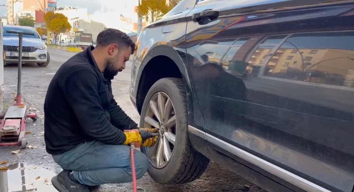 Lastik&ccedil;ilerde kış hazırlıkları devam ediyor
