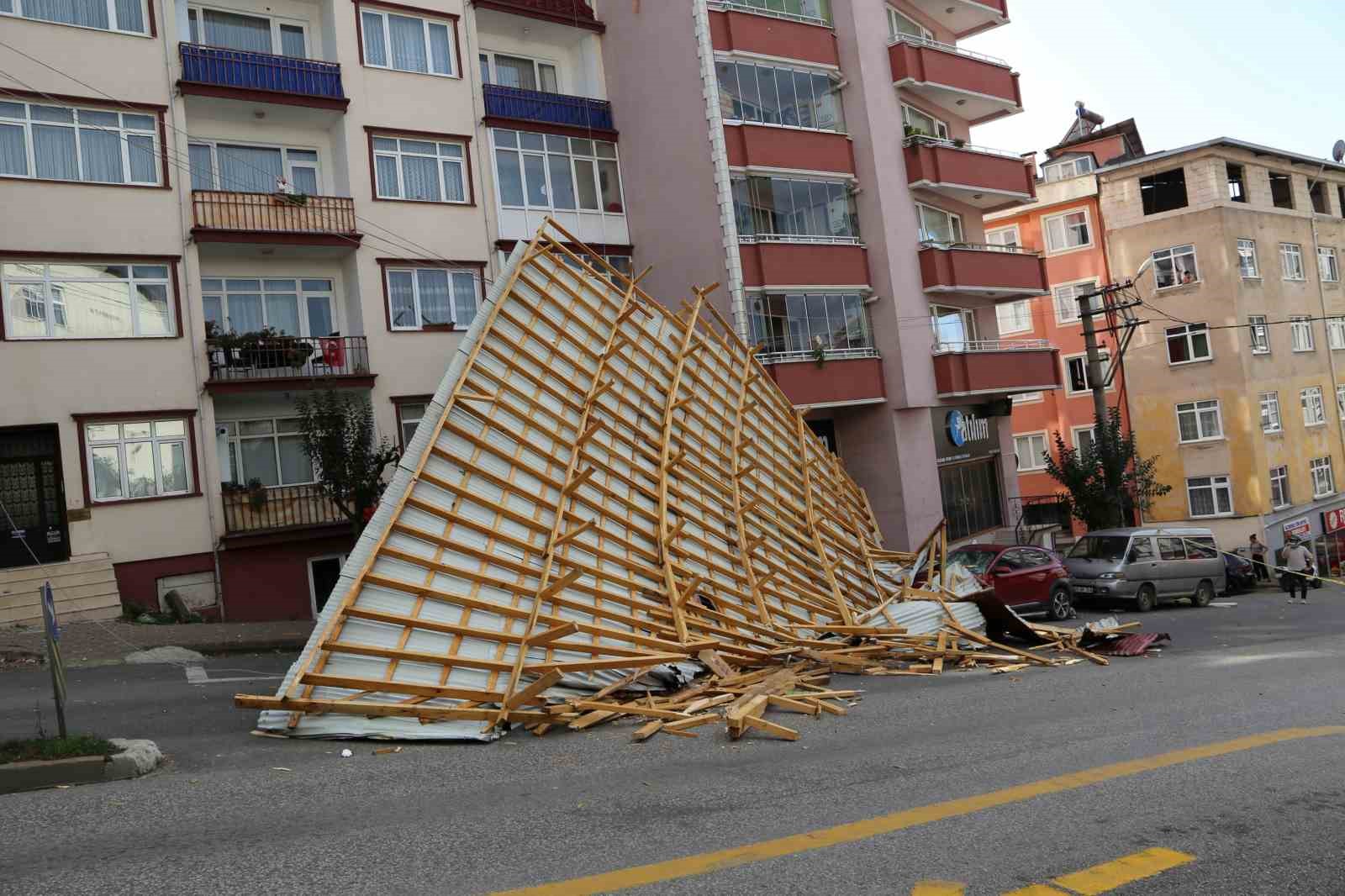 Giresun’da şiddetli rüzgar nedeniyle çatılar uçtu, motosiklet sürücüsü uçan çatının altında kaldı