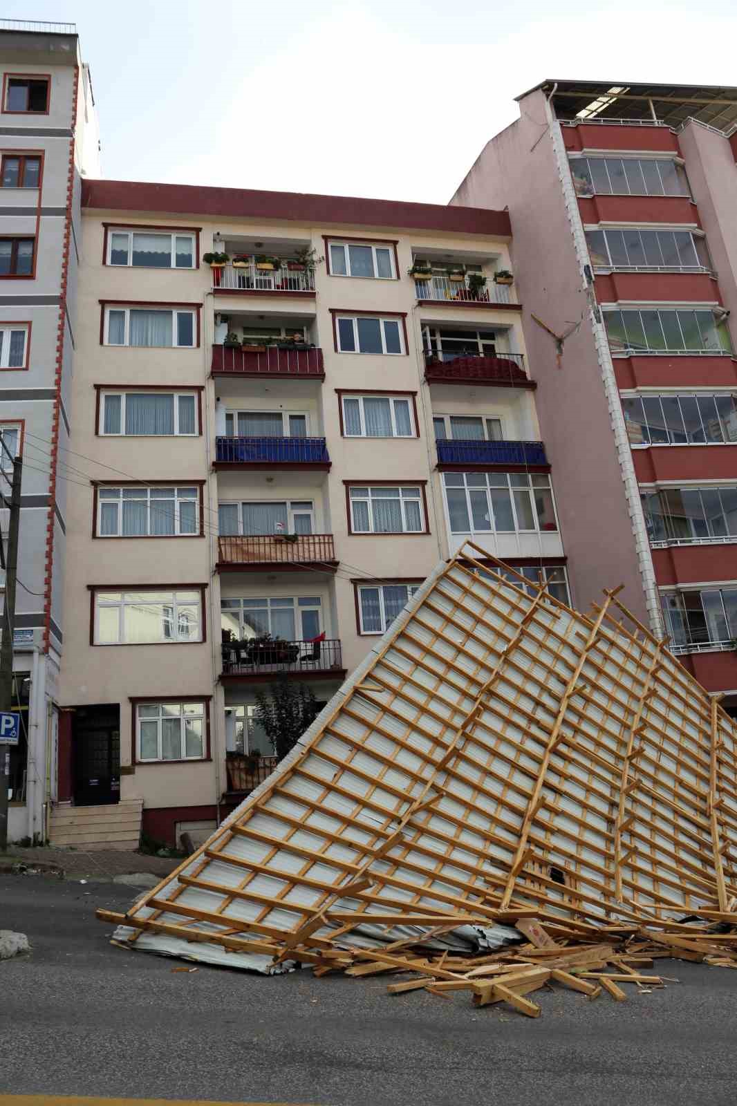 Giresun’da şiddetli rüzgar nedeniyle çatılar uçtu, motosiklet sürücüsü uçan çatının altında kaldı
