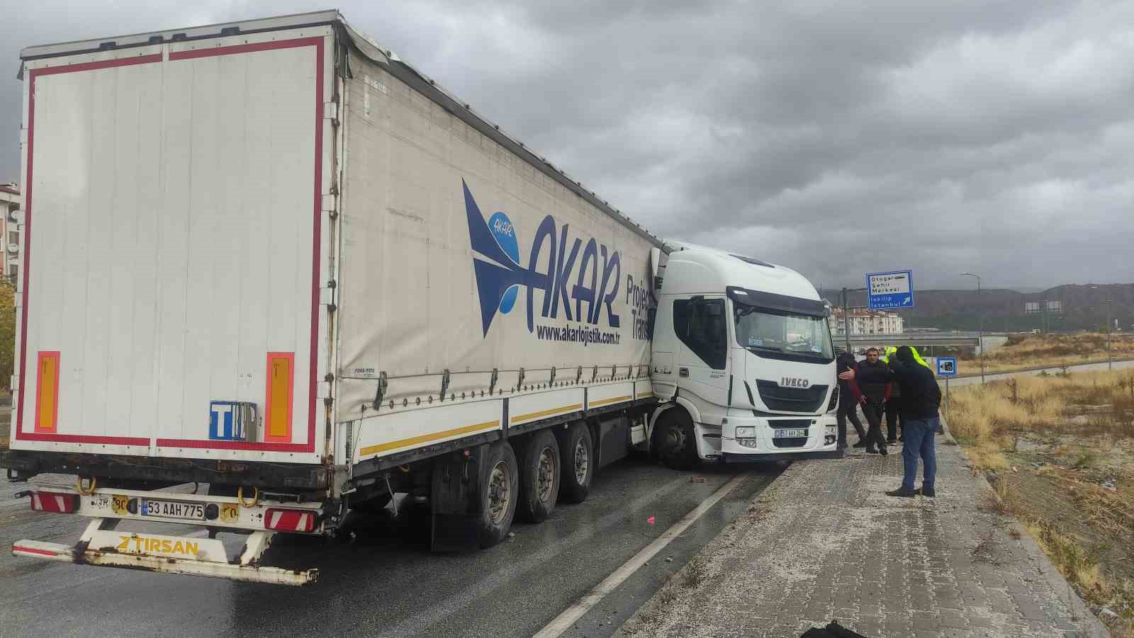 D100’de makaslayan tır trafikte aksamaya sebep oldu