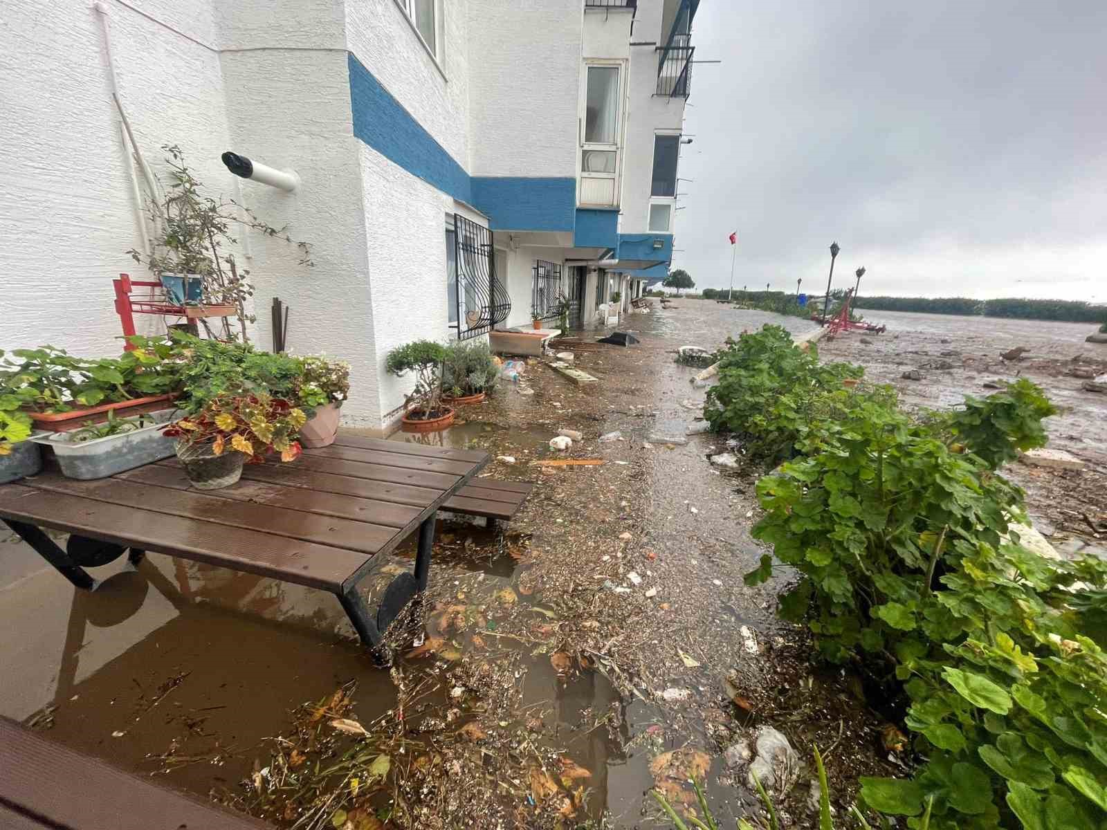 Bursa’da fırtına hayatı felç etti, deniz karayla birleşti