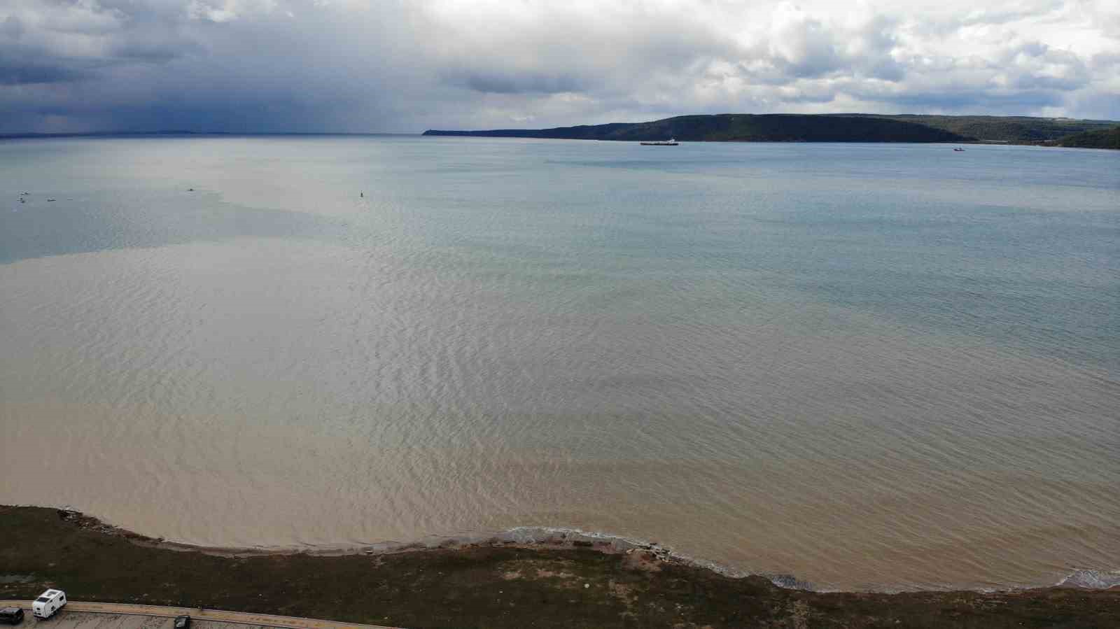&Ccedil;anakkale Boğazı&rsquo;nda denizin rengi değişti
