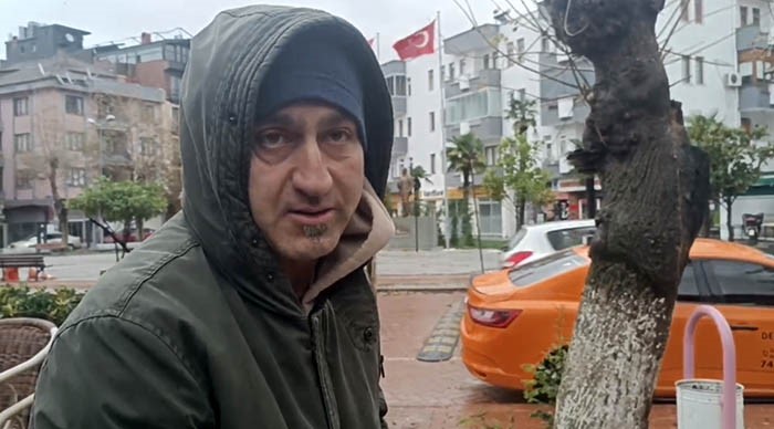 Fırtınada k&ouml;k&uuml;nden sallanan ve  dalları kopan  dev ağa&ccedil; korkutuyor
