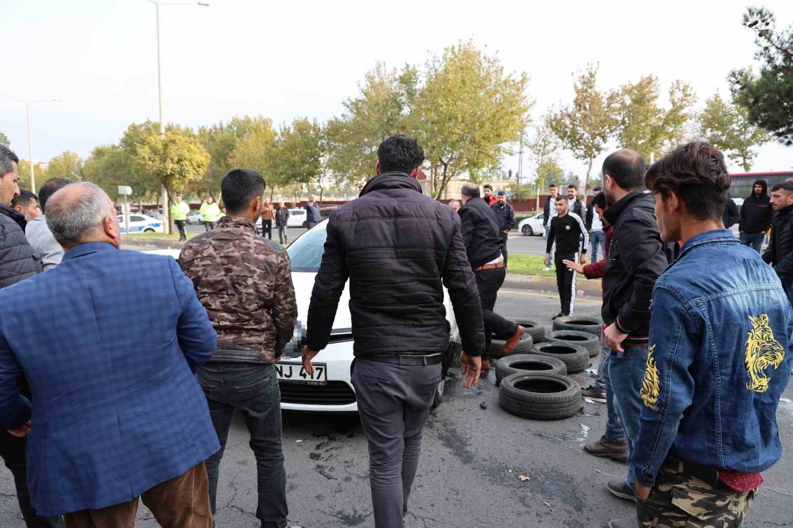 Diyarbakır&rsquo;da seyir halindeki otomobilin tekerine &ccedil;arpan otomobil takla attı: 1 yaralı
