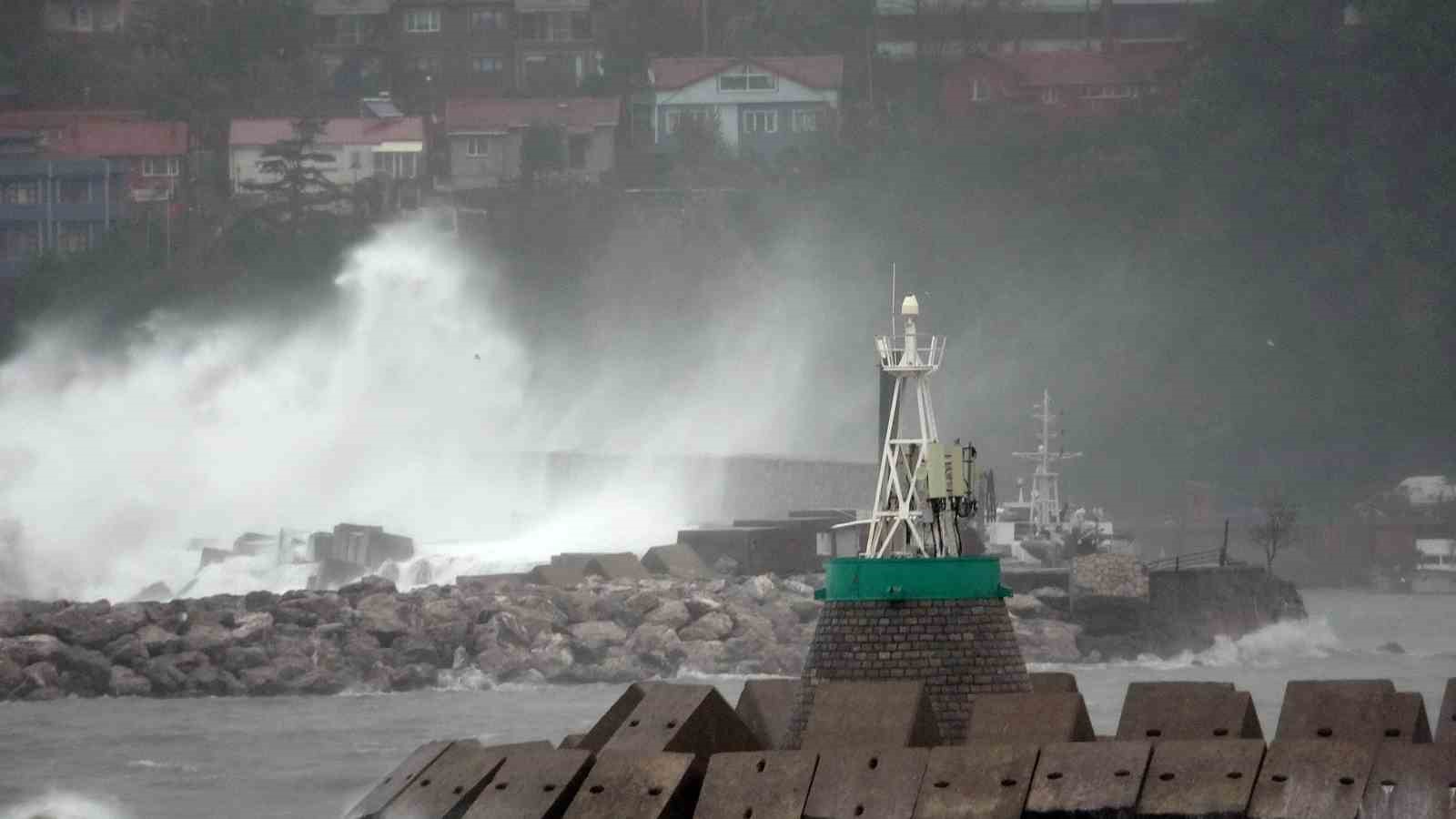 Kuvvetli fırtınada &ccedil;atılar u&ccedil;tu, ara&ccedil;lar zarar g&ouml;rd&uuml;
