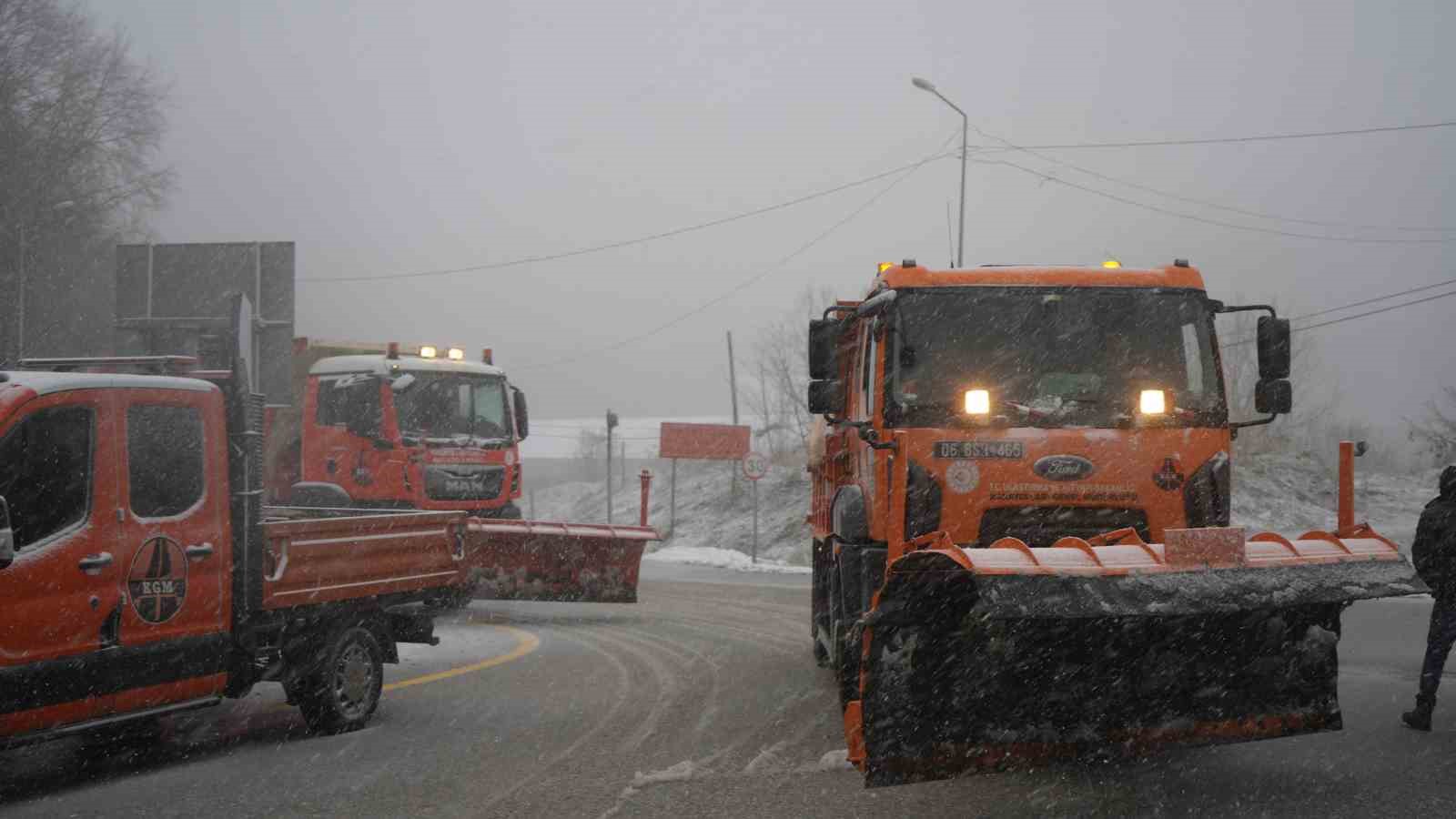 Bolu Dağı geçişinde kar ve tipi etkili oluyor
