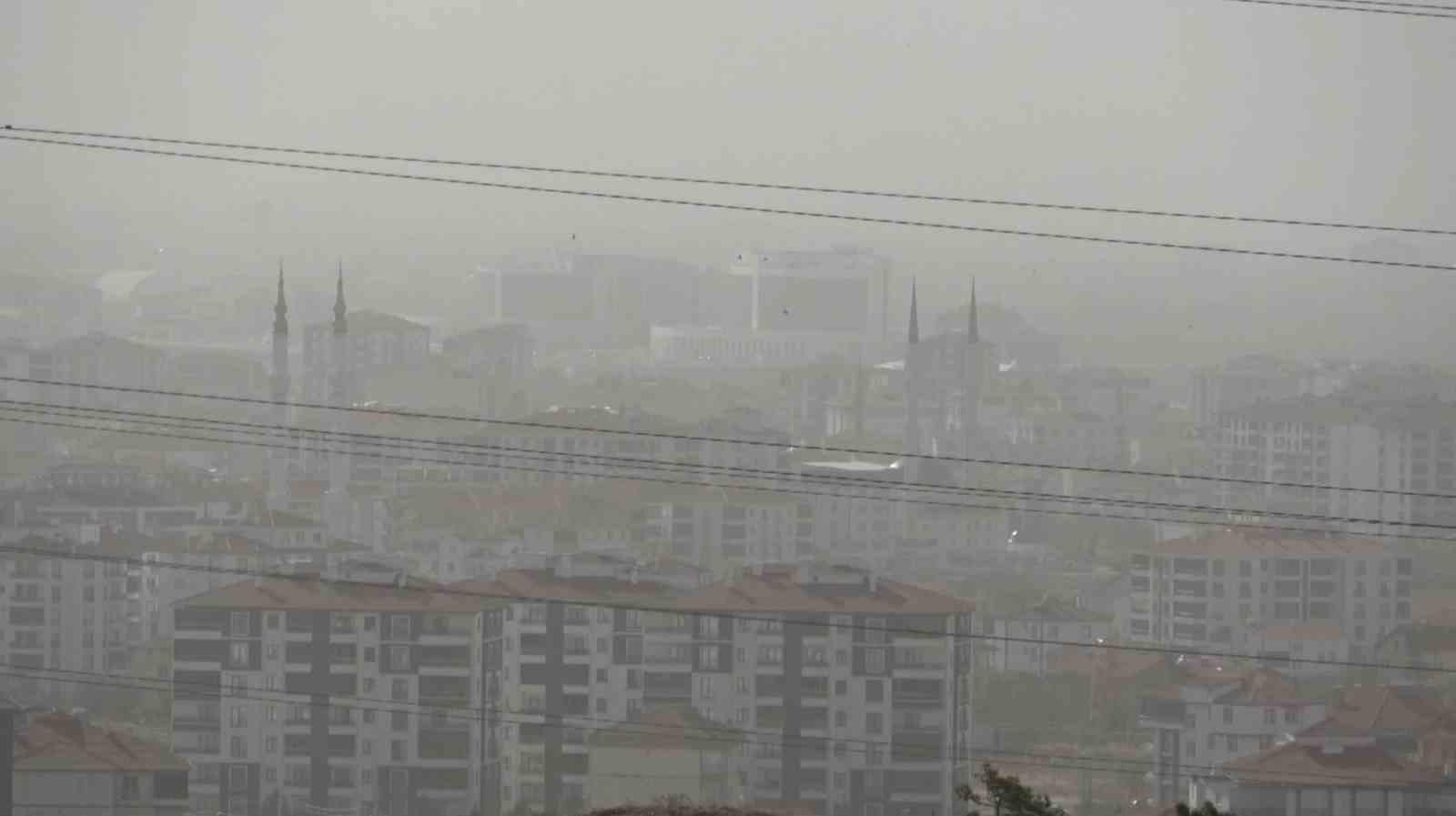 Aksaray&rsquo;da şiddetli fırtına ağa&ccedil;ları s&ouml;kt&uuml;, tabelaları devirdi, &ccedil;atıları u&ccedil;urdu
