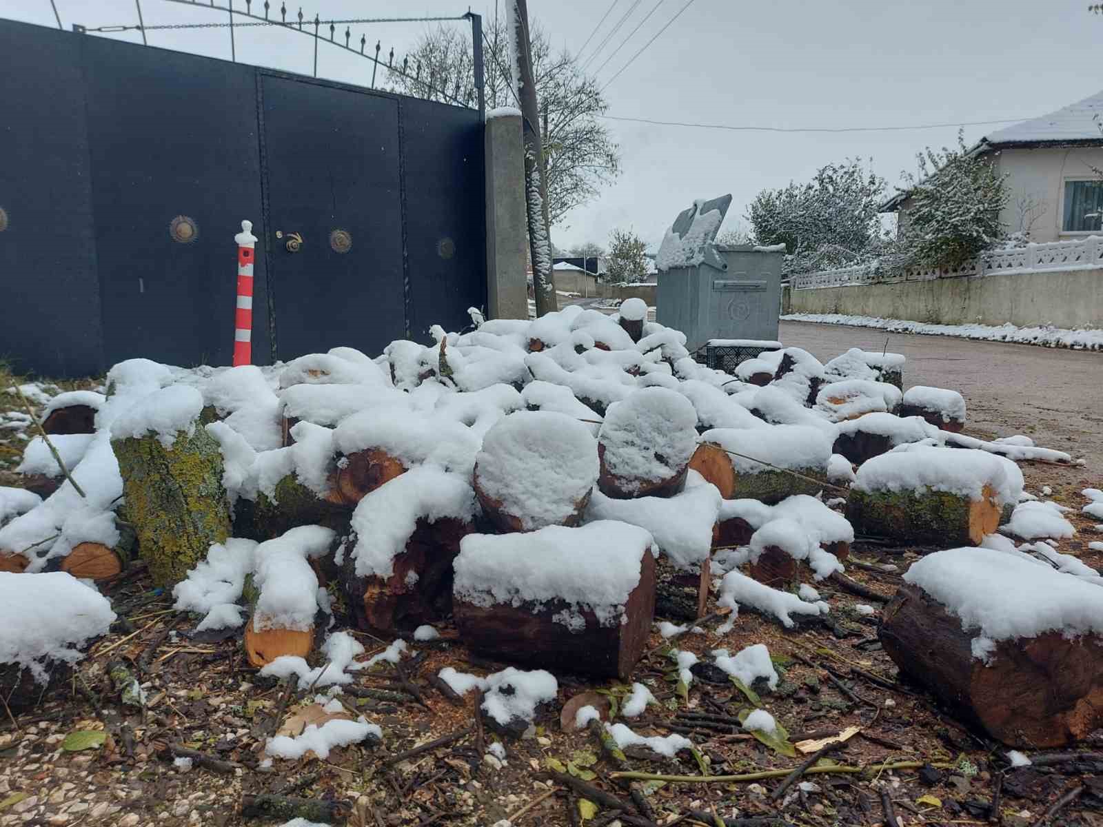 &Ouml;nce yağmur, sonra kar: &Ccedil;ift&ccedil;inin y&uuml;z&uuml; g&uuml;ld&uuml;
