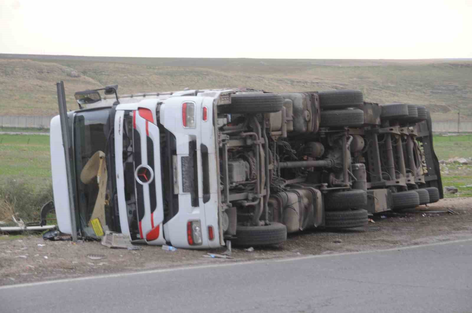Cizre’de virajı alamayan tır devrildi: 1 yaralı