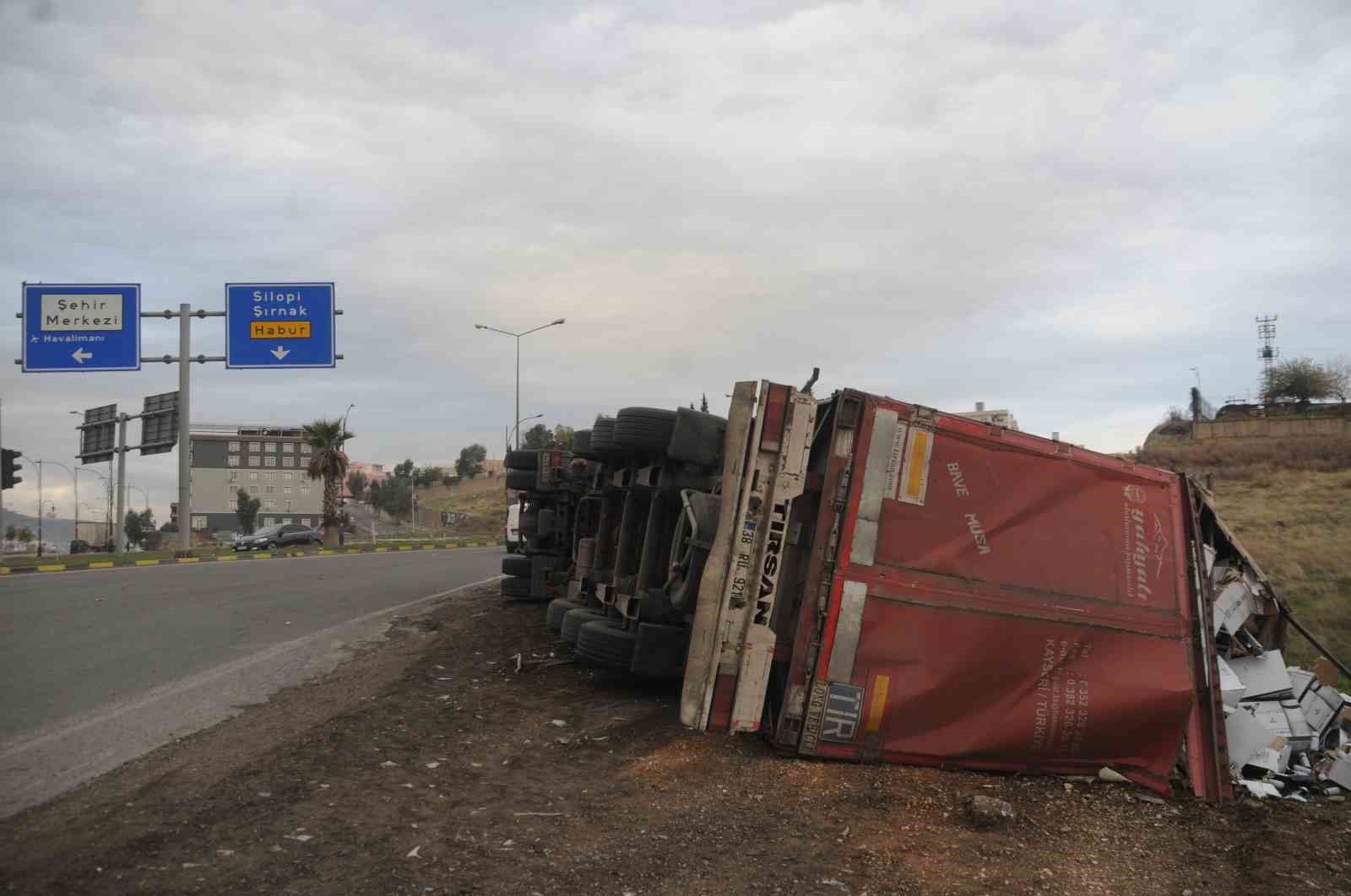 Cizre&rsquo;de virajı alamayan tır devrildi: 1 yaralı
