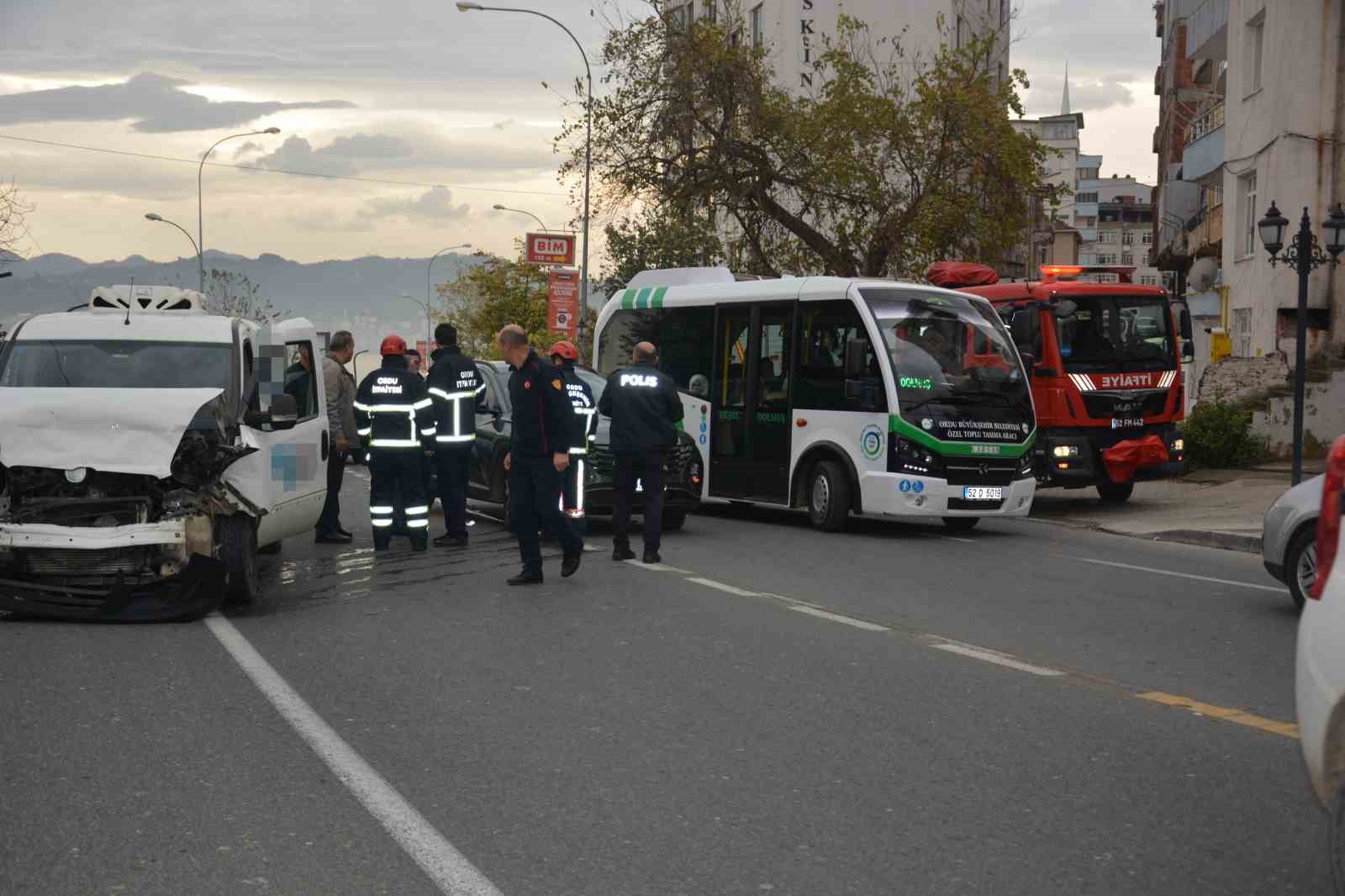 Ordu’da meydana gelen kazada sahil yolu trafiği kilitlendi