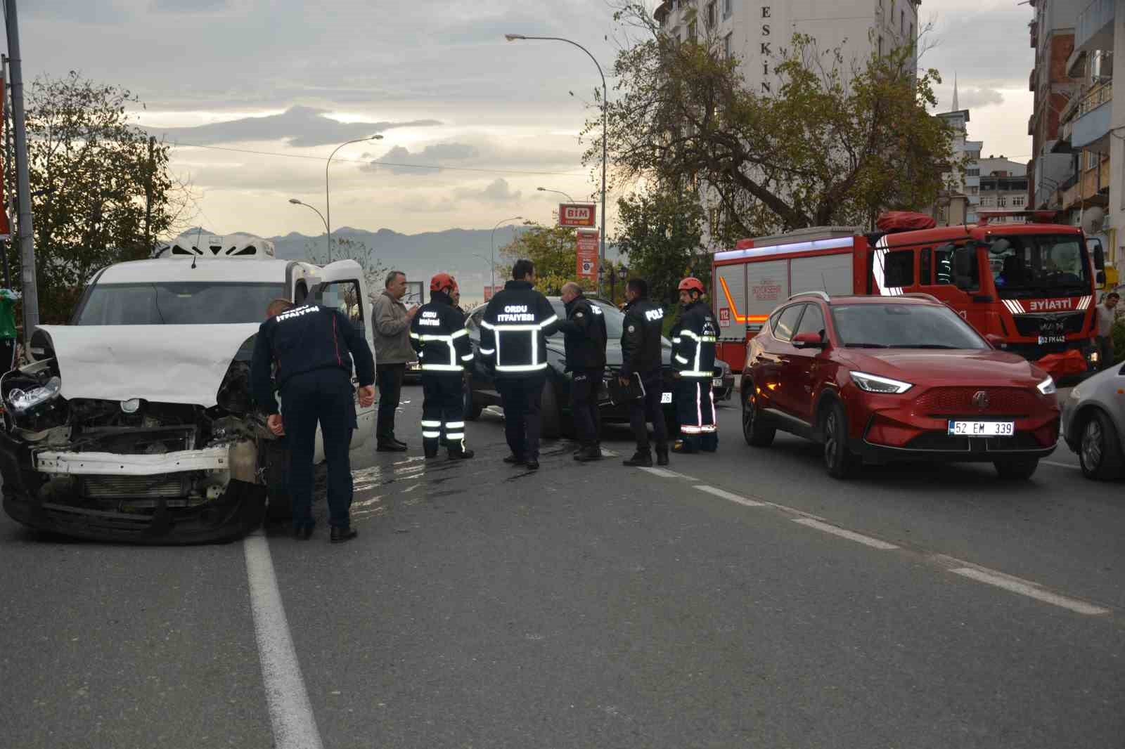 Ordu&rsquo;da meydana gelen kazada sahil yolu trafiği kilitlendi
