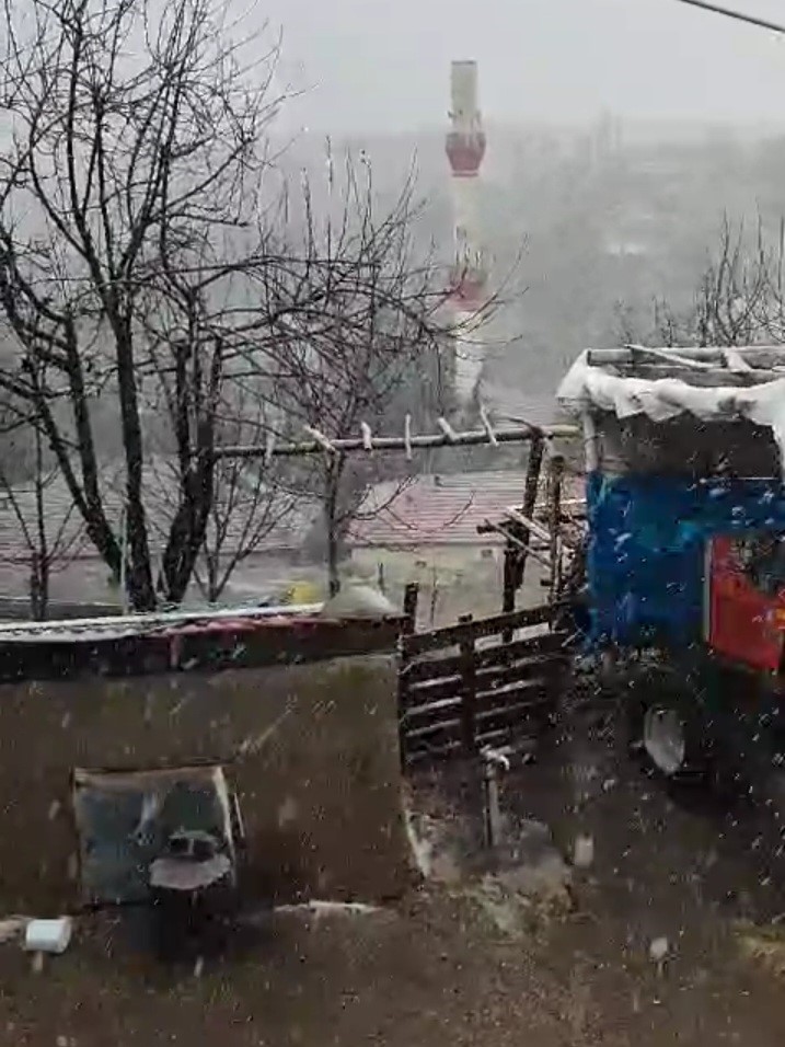 Şiddetli r&uuml;zgar cami minaresini u&ccedil;urdu 