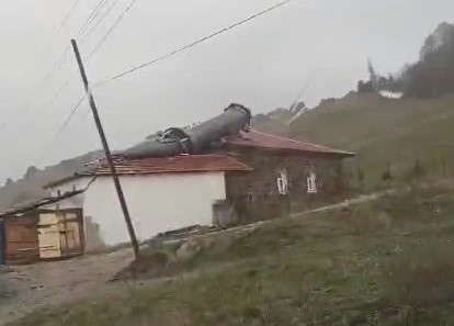 Amasya’da fırtına cami minaresini devirdi, kopan çatıyı bomba patladı zannettiler