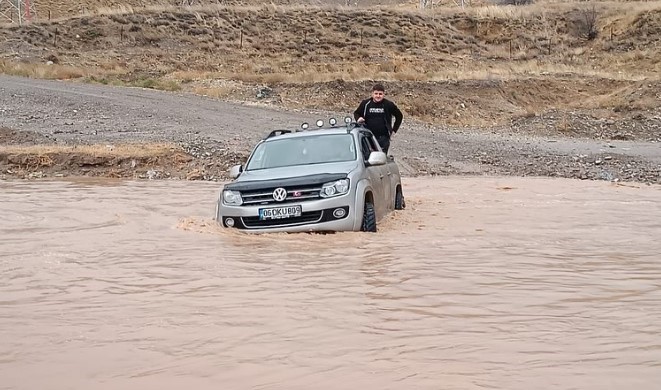 Çay içerisinde mahsur kalan pikaptaki vatandaşı itfaiye kurtarıldı
