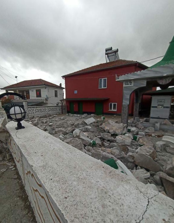 Aksaray’da fırtına cami minaresini yıktı