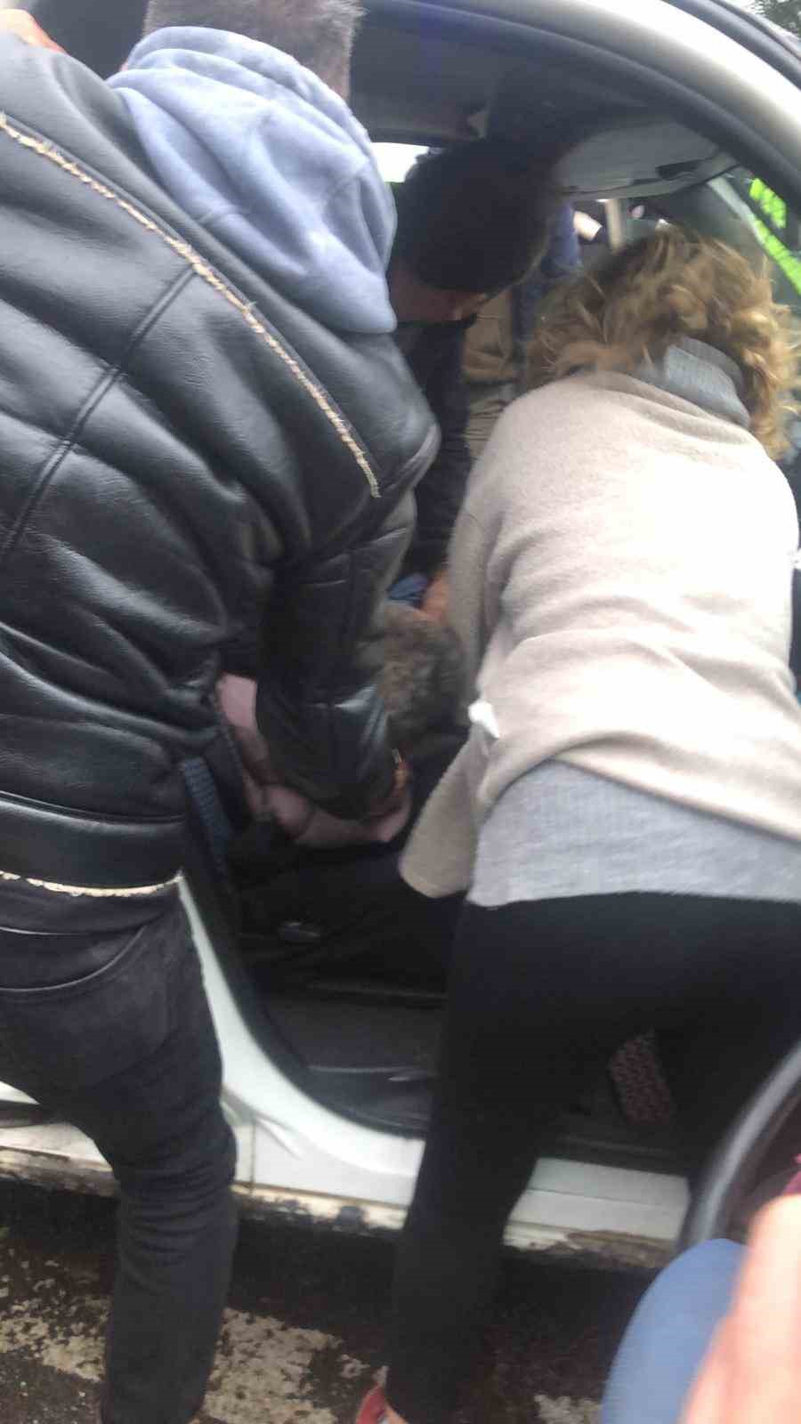 Kaza sonrası ara&ccedil;ta sıkışan s&uuml;r&uuml;c&uuml; kalp krizi ge&ccedil;irdi
