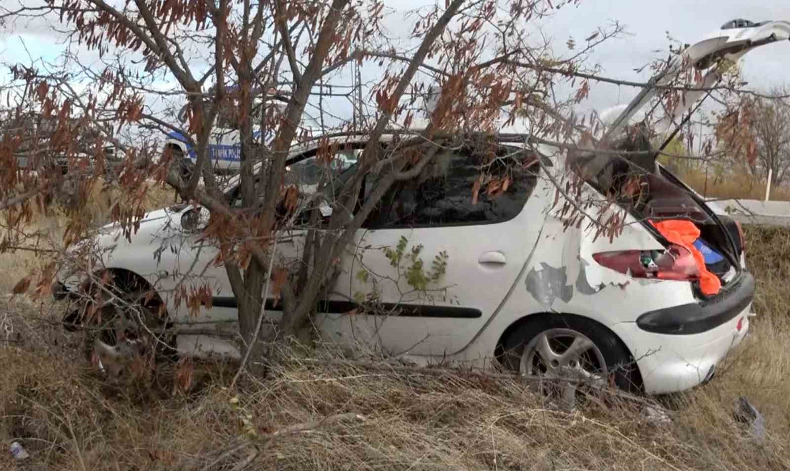 Şarampole d&uuml;şen otomobilde baba ve 11 yaşındaki oğlu yaralandı
