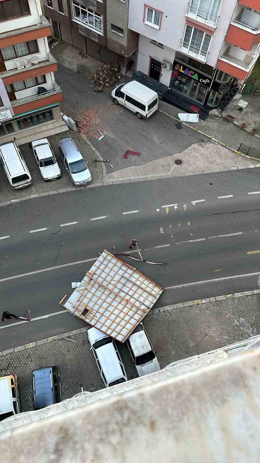 Vatandaş fırtınanın u&ccedil;urduğu &ccedil;atının altında kalmaktan son anda kurtuldu
