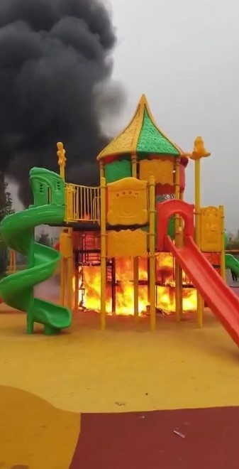 Çocuk oyun parkı alev alev yandı
