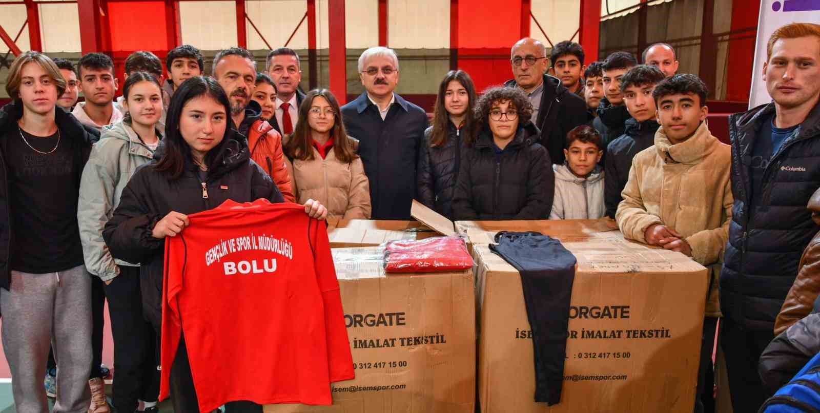 Bolu’da amatör spor kulüpleri ile sporculara malzeme yardımı yapıldı
