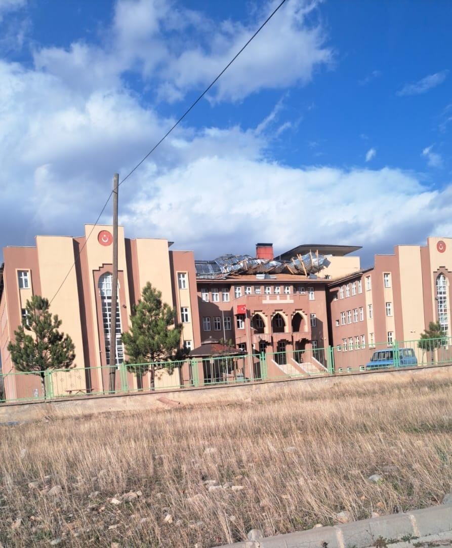 Giresun&rsquo;da motosikletlinin &uuml;zerine d&uuml;şen &ccedil;atı nedeniyle yaralandığı anlar kamerada 