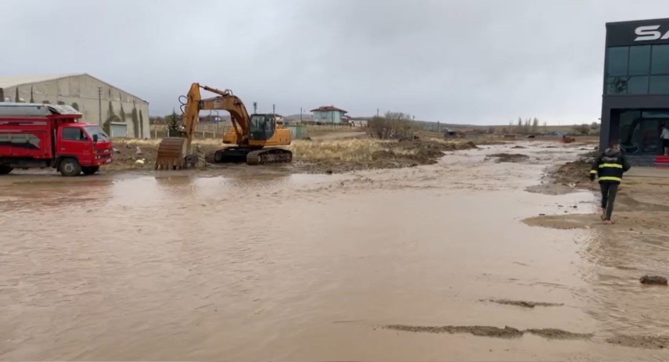 Kırıkkale&rsquo;de sel ve fırtınada 40 vakaya m&uuml;dahale edildi
