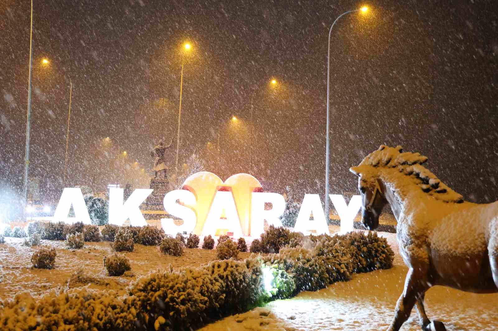 Aksaray’da fırtına, yerini lapa lapa kar yağışına bıraktı