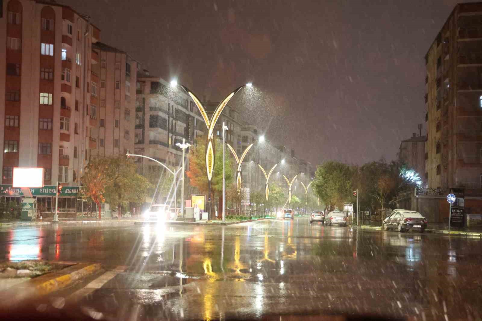 Aksaray&rsquo;da fırtına, yerini lapa lapa kar yağışına bıraktı
