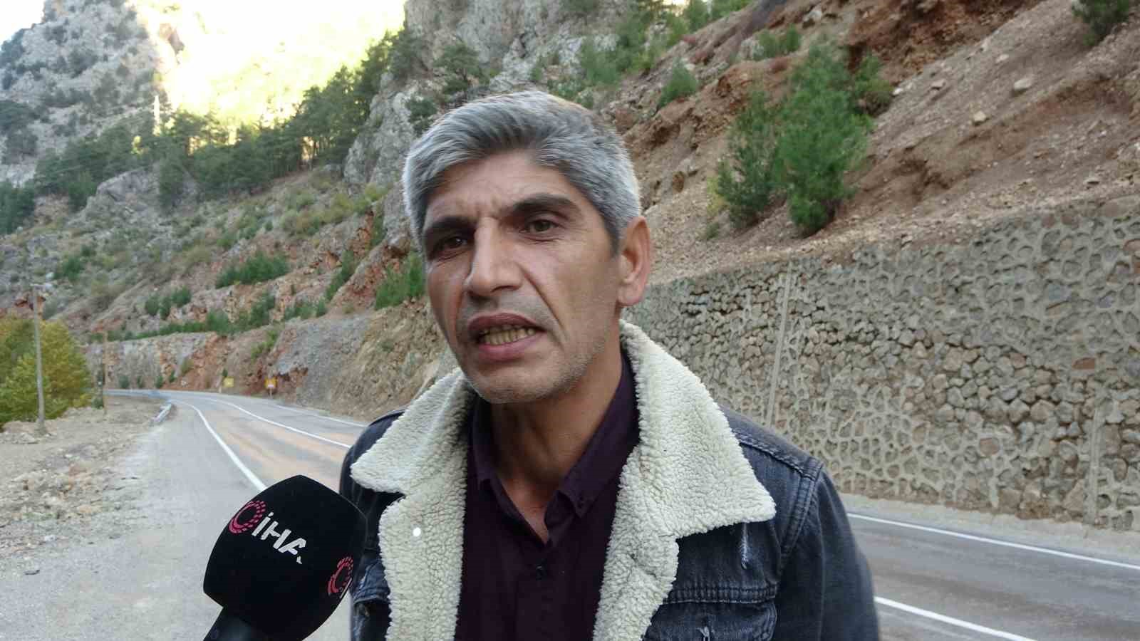 Adana’da 4 öğretmenin otomobilin üzerine kaya düşmesi sonucu öldüğü yolda tehlike devam ediyor