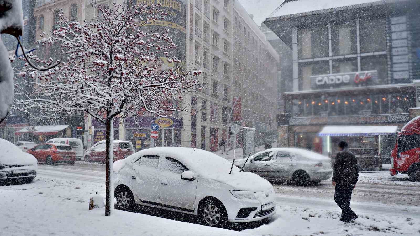Erzurum’da eğitime kar engeli
