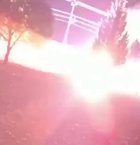 Elektrik trafosu bomba gibi patladı 