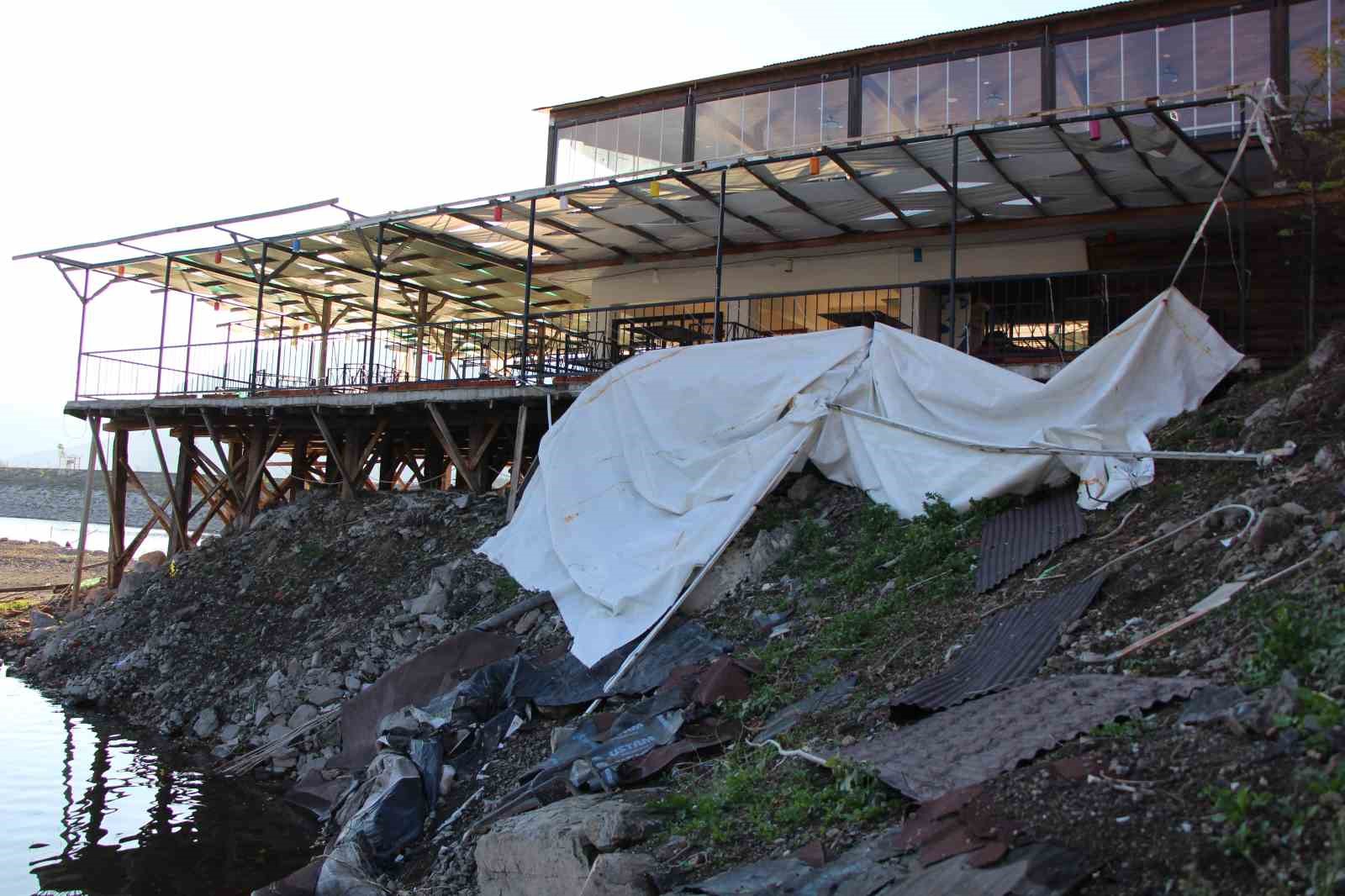 Amasya’da şiddetli fırtına restoranın çatısını ve kamelyaları uçurdu