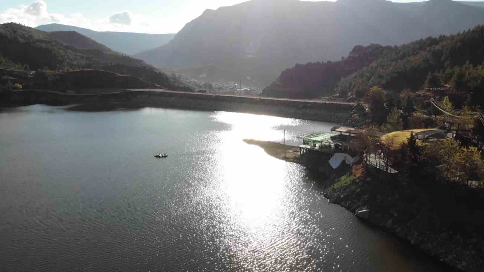 Amasya’da şiddetli fırtına restoranın çatısını ve kamelyaları uçurdu
