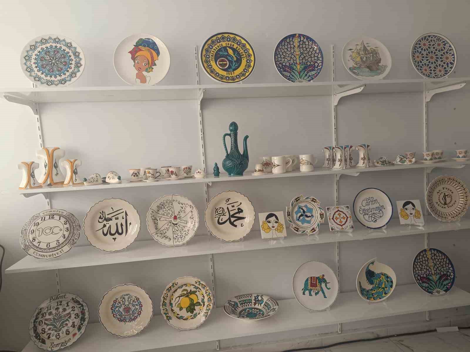 Çini işlemeciliği kursuna katılan kadınlar aile bütçelerine katkı sağlıyor