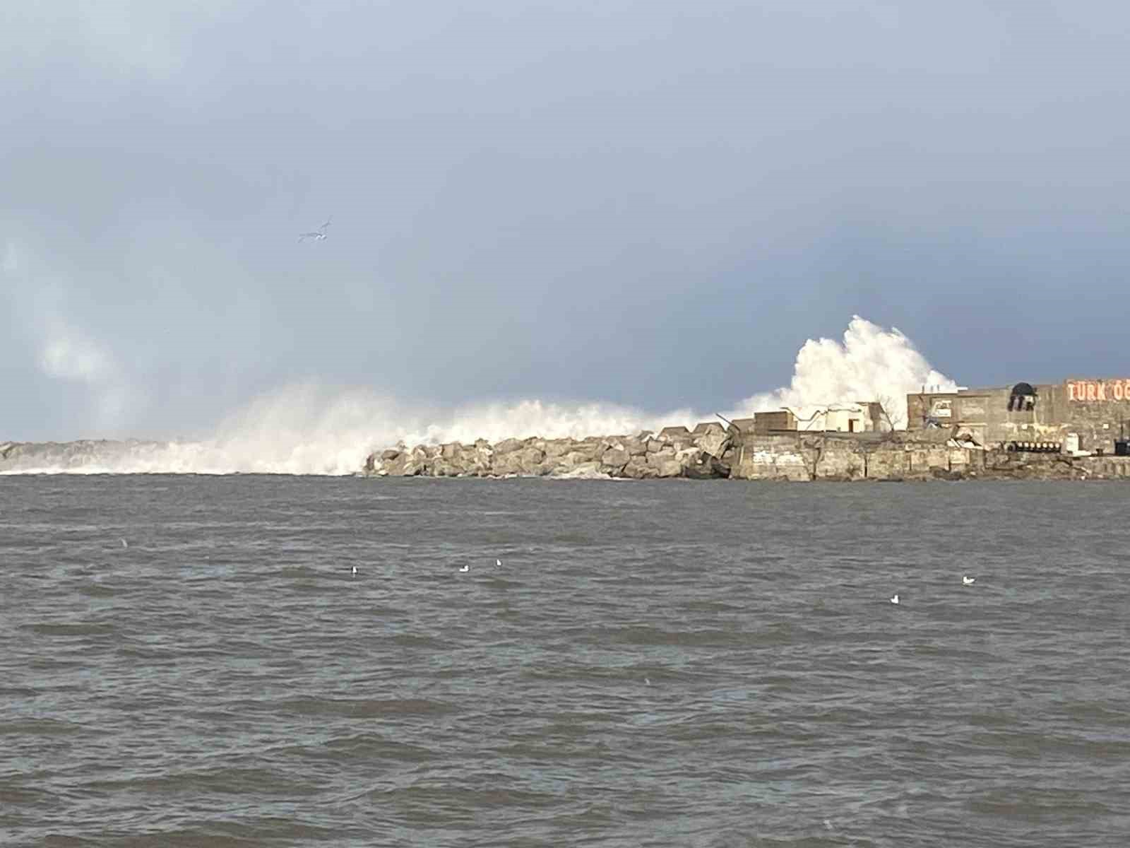 Dev dalgalar mendirekleri aştı
