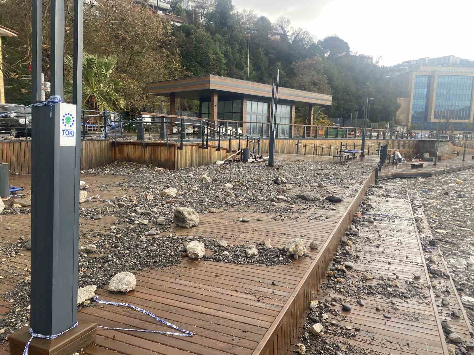 Y&uuml;zlerce atık denizi kapladı
