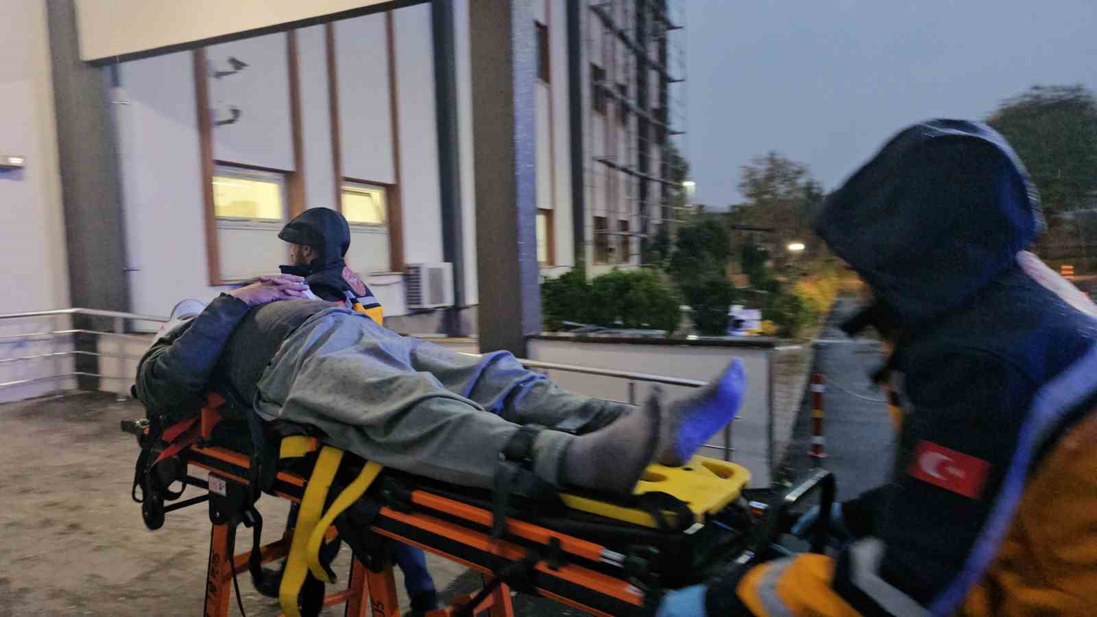 Kontrolden &ccedil;ıkan otomobil park halindeki tıra &ccedil;arptı: 2 yaralı
