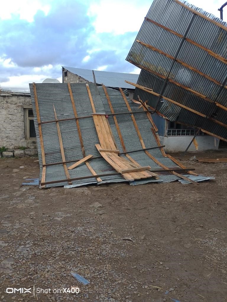 Kars&rsquo;ta r&uuml;zgar &ccedil;atıları u&ccedil;urdu

