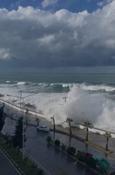 Giresun’un Tirebolu ilçesinde fırtına sonrası deniz taştı, ilçe merkezini su bastı