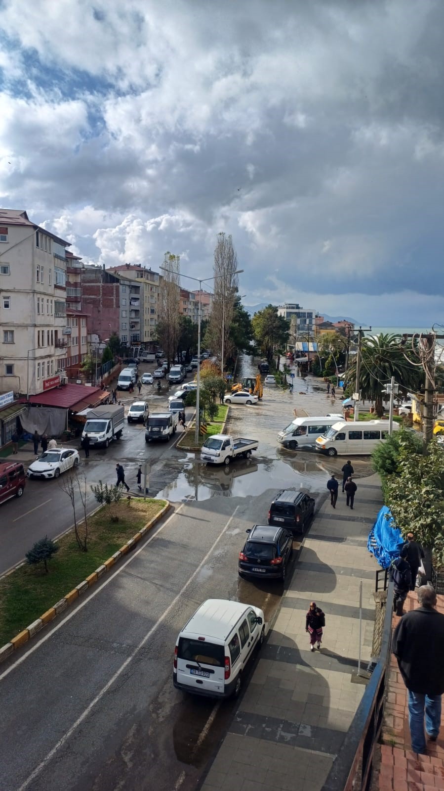 Giresun’un Tirebolu ilçesinde fırtına sonrası deniz taştı, ilçe merkezini su bastı
