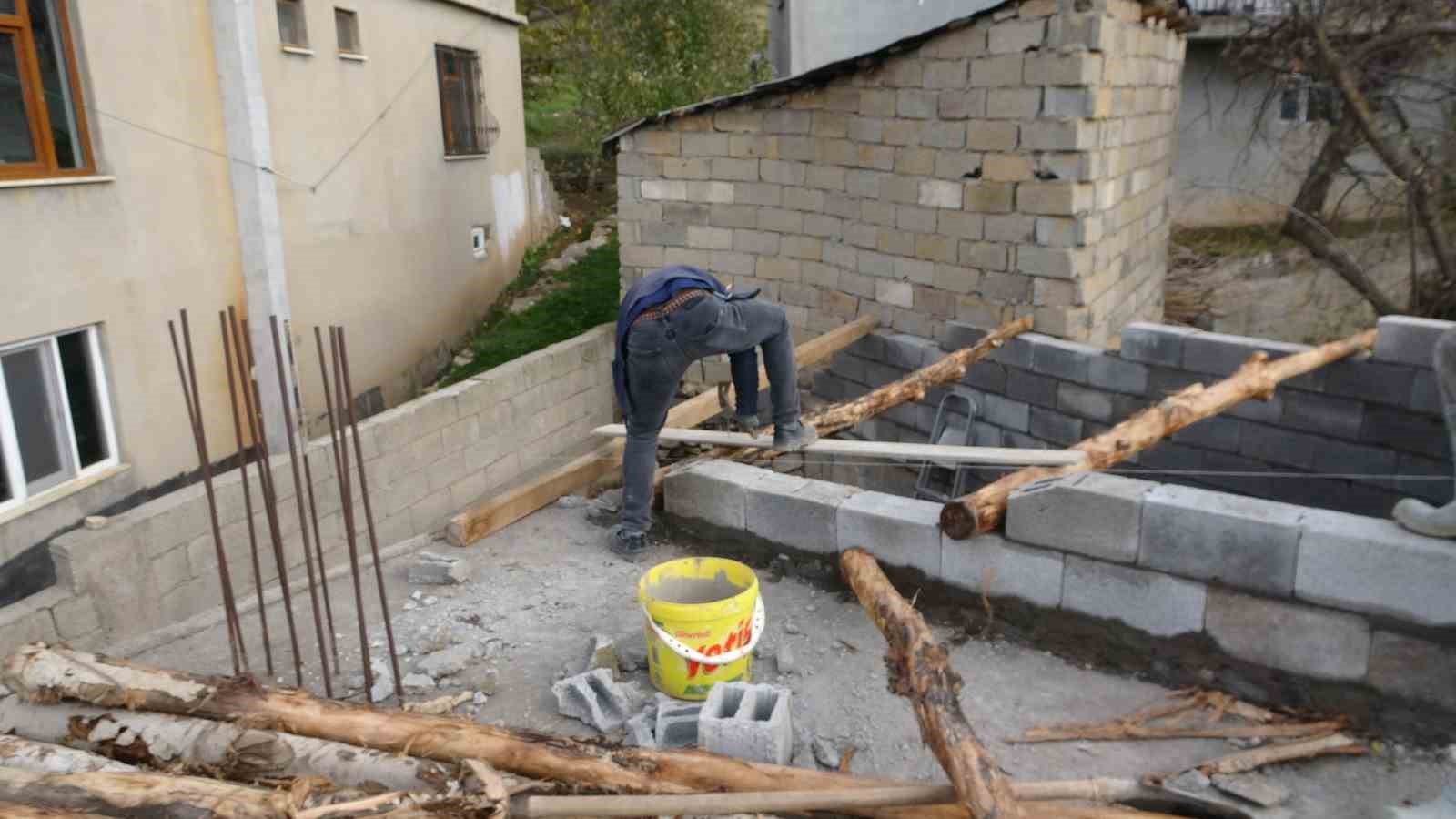 Kış aylarının çetin geçtiği Bitlis’te çatı onarımları devam ediyor
