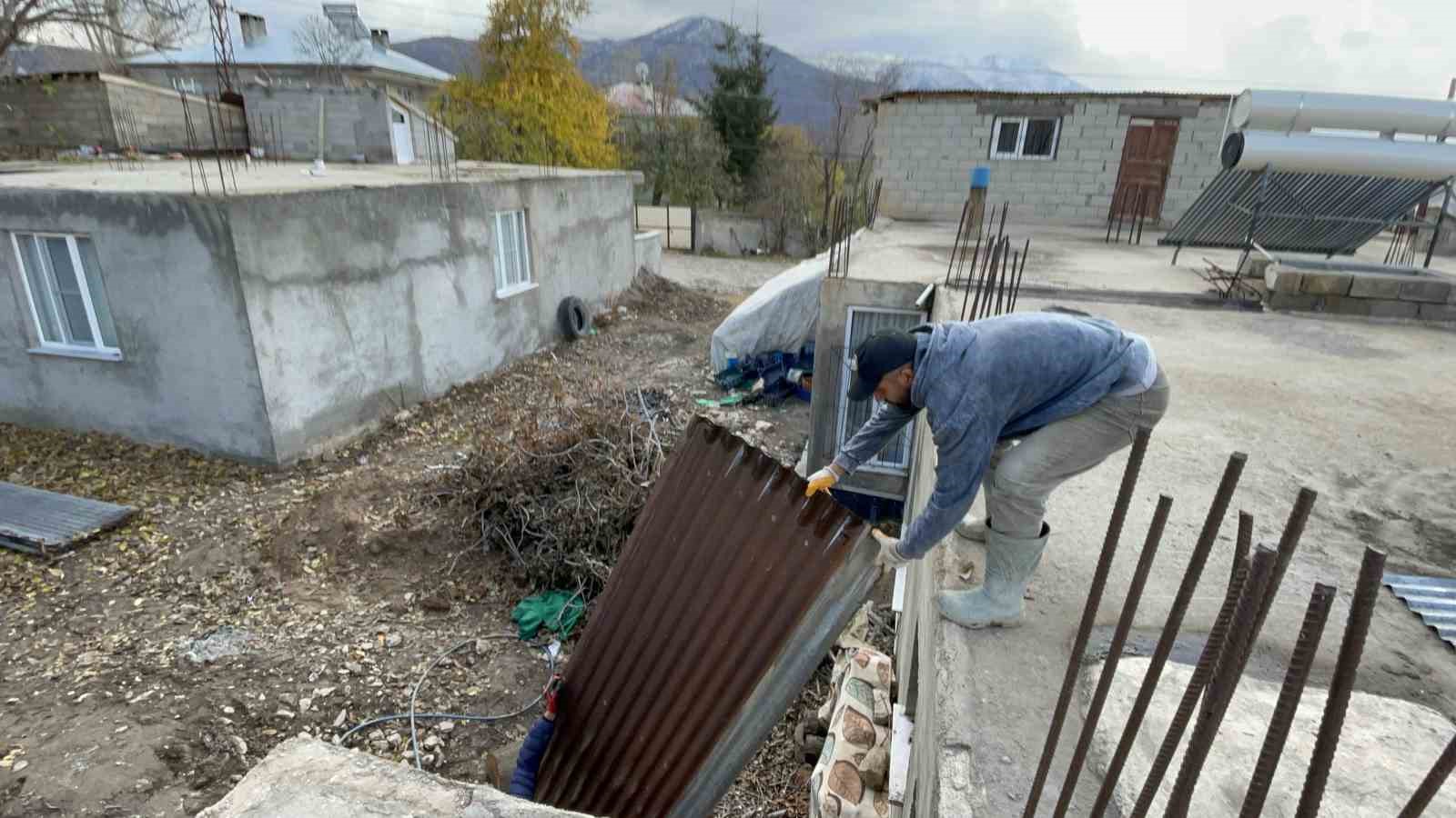 Kış aylarının &ccedil;etin ge&ccedil;tiği Bitlis&rsquo;te &ccedil;atı onarımları devam ediyor
