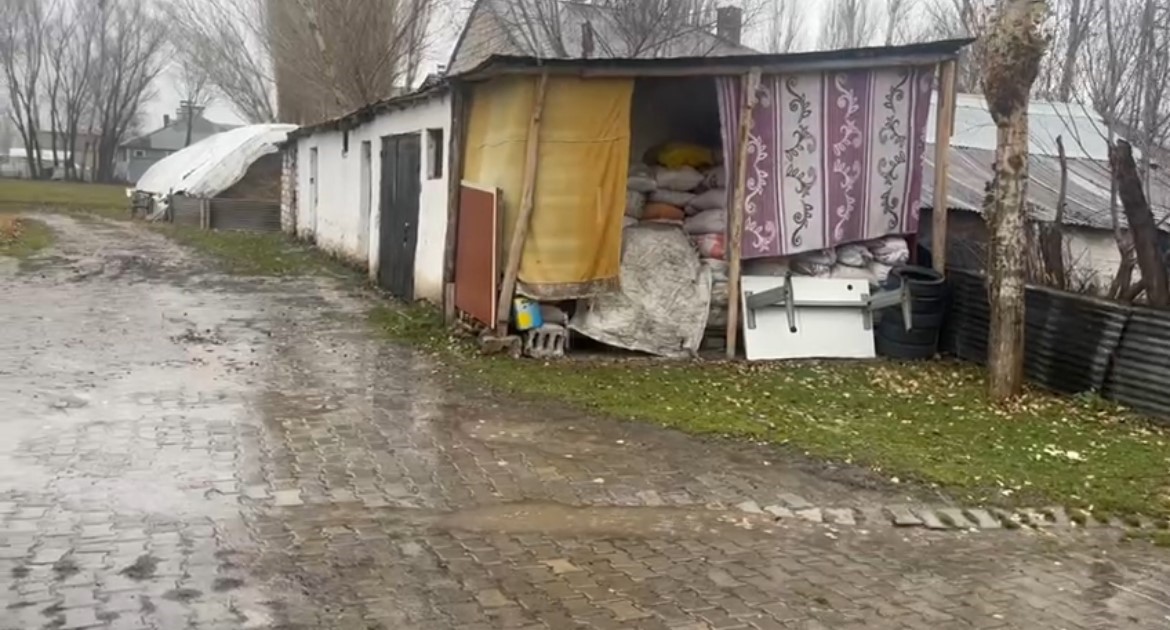 Ağrı’da fırtına hayatı durdurdu
